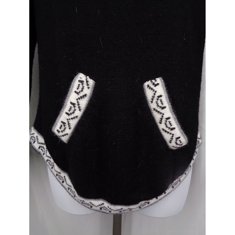 Elegant Black and White Patterned Hooded Sweater - Picture 11 of 16